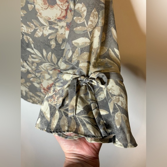 Violet + Claire Grey Floral 3/4 Length Tie  Bell Sleeve Blouse Size Small - Picture 5 of 7